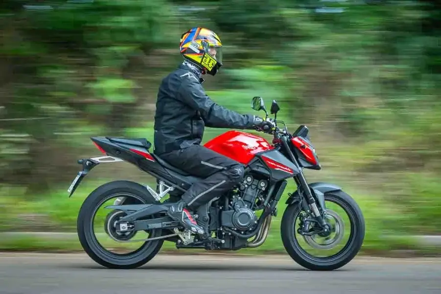 Honda CB 500 Hornet ou Kawasaki Z500? O Duelo Definitivo das Nakeds que Você Precisa Conhecer! Motos 