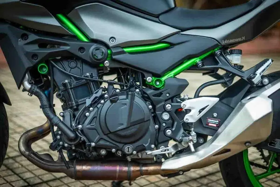 Honda CB 500 Hornet ou Kawasaki Z500? O Duelo Definitivo das Nakeds que Você Precisa Conhecer! Motos 