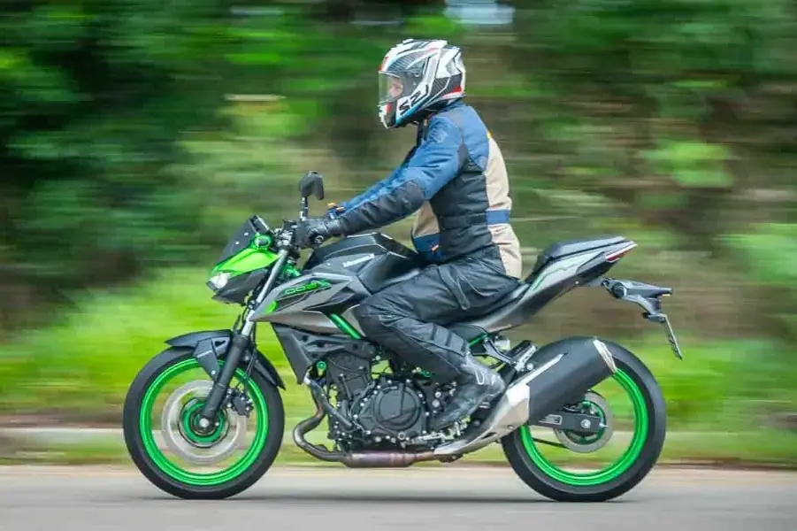 Honda CB 500 Hornet ou Kawasaki Z500? O Duelo Definitivo das Nakeds que Você Precisa Conhecer! Motos 
