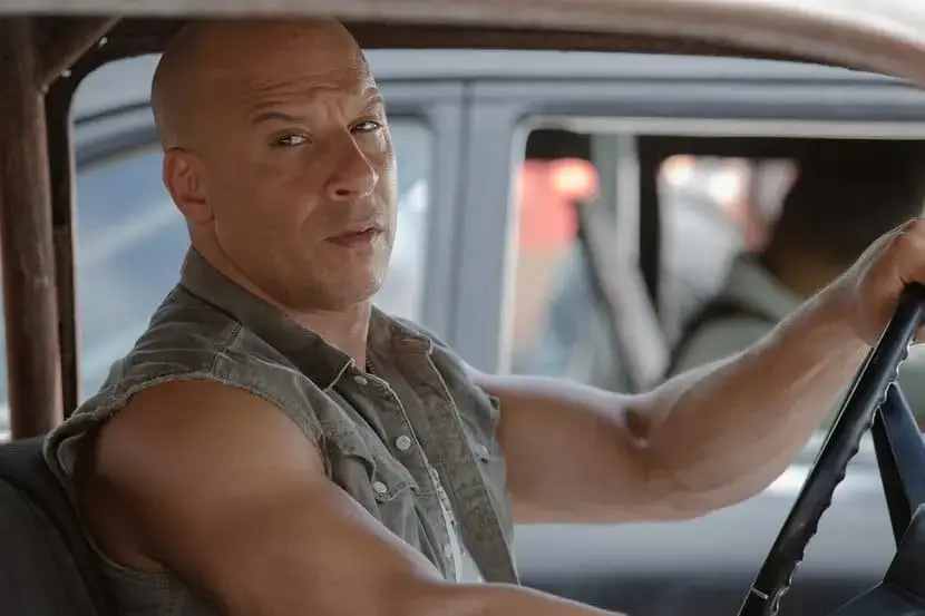toretto dirigindo carro