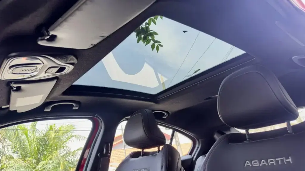 Teto Panorâmico do Pulse Abarth 2026 - Falando bem do Pulse Abarth até a Fiat me notar – Dia 1 Hatches e Sedãs 